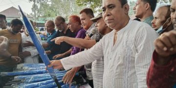 বাসাইলে দানবীর সালাউদ্দিন রাসেলের পক্ষ থেকে ছাতা বিতরণ।