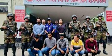টাঙ্গাইল জেনারেল হাসপাতালে যৌথবাহিনীর অভিযানে দালাল চক্রের ৫ সদস্য গ্রেপ্তার।