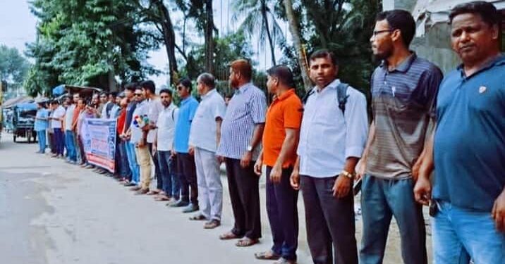 গাজীপুরে সাংবাদিক তুহিন হত্যার প্রতিবাদে রৌমারী সাংবাদিকদের মানববন্ধন।