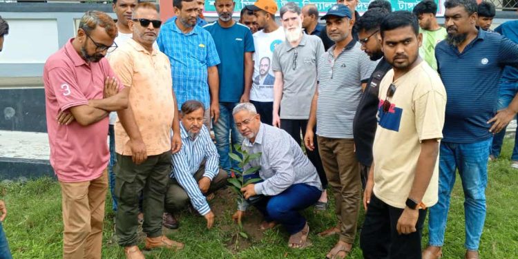 জলবায়ু পরিবর্তনে পরিবেশের ভারসাম্য রক্ষায় টাঙ্গাইলে বিভিন্ন স্কুল কলেজ ও শিক্ষা প্রতিষ্ঠানে বিনামূল্যে গাছের চারা বিতরণ।