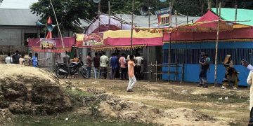 বগুড়ার শেরপুরে নৌকা বাইচ মেলার নামে চলছে অশ্লীল নাচ-গান ও জমজমাট জুয়া।