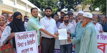 ভেড়ামারায় হোমিওপ্যাথিক চিকিৎসকদের মানববন্ধন ও স্মারকলিপি প্রদান।