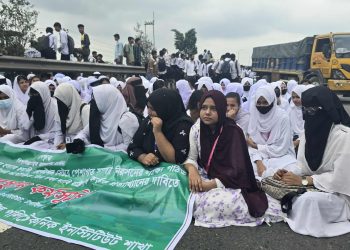 ঢাকা-টাঙ্গাইল মহাসড়কে পলিটেকনিক শিক্ষার্থীদের অবরোধ।