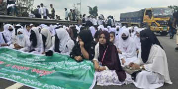 ঢাকা-টাঙ্গাইল মহাসড়কে পলিটেকনিক শিক্ষার্থীদের অবরোধ।