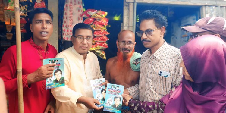 জামালপুরের মাদারগঞ্জে ধানের শীষ প্রতীকে ভোট প্রার্থনায় বিএনপি নেতাকর্মীদের লিফলেট বিতরণ।