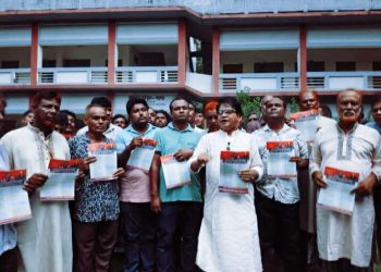 কুড়িগ্রাম রৌমারীর দাঁতভাঙ্গায় তারেক রহমানের ৩১ দফা”র লিফলেট বিতরণ করেন মোস্তাফিজুর রহমান (রঞ্জু)