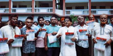 কুড়িগ্রাম রৌমারীর দাঁতভাঙ্গায় তারেক রহমানের ৩১ দফা”র লিফলেট বিতরণ করেন মোস্তাফিজুর রহমান (রঞ্জু)