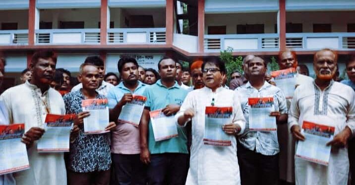কুড়িগ্রাম রৌমারীর দাঁতভাঙ্গায় তারেক রহমানের ৩১ দফা”র লিফলেট বিতরণ করেন মোস্তাফিজুর রহমান (রঞ্জু)