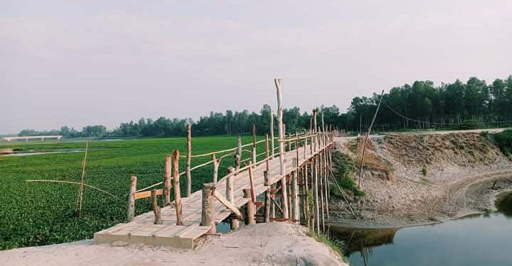 জামালপুরের মাদারগঞ্জে ১৫ গ্রামের মানুষের চলাচলের একমাত্র ভরসা বাশের সাঁকো।