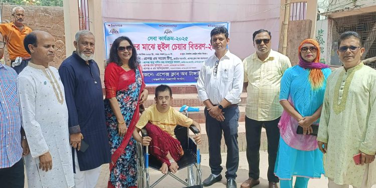 হুইল চেয়ার পেয়ে আনন্দিত প্রতিবন্ধী সজীব।