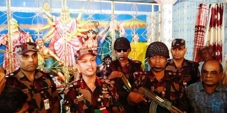 রৌমারীতে শারদীয় দুর্গাপূজা মন্ডপ পরিদর্শন করেন জামালপুর ব্যাটালিয়ন ৩৫ বিজিবি”র (সিও) ল্যাফঃ হাসানুর রহমান।