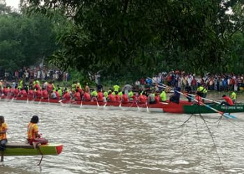 টাঙ্গাইলে এলেংজানী নদীতে ঐতিহ্যবাহী নৌকা বাইচে উৎসবের আমেজ।