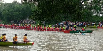 টাঙ্গাইলে এলেংজানী নদীতে ঐতিহ্যবাহী নৌকা বাইচে উৎসবের আমেজ।
