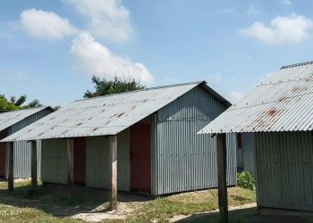 জামালপুরের মাদারগঞ্জের চর নাংলা আশ্রয়ণ প্রকল্পে বিদ্যুৎ সংকটে ভোগান্তি।