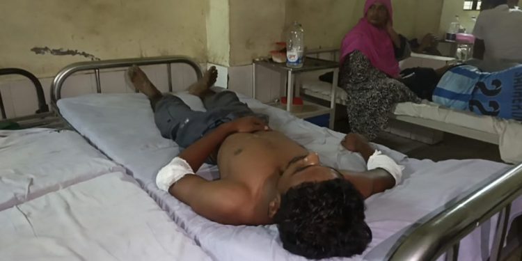 ভালুকায় রাস্তা আটকিয়ে ছাত্রদল কর্মীকে মারধর।