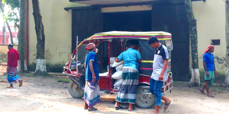 পূজামণ্ডপের চাল নিয়ে মানিকগঞ্জে বিএনপি নেতাদের ‘চালবাজি’র অভিযোগ।