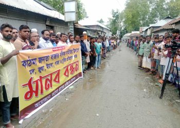 জামালপুরের কাঠমা জনতা বাজার বণিক সমিতির উদ্যোগে মাদক ও চুরি প্রতিরোধে মানববন্ধন।