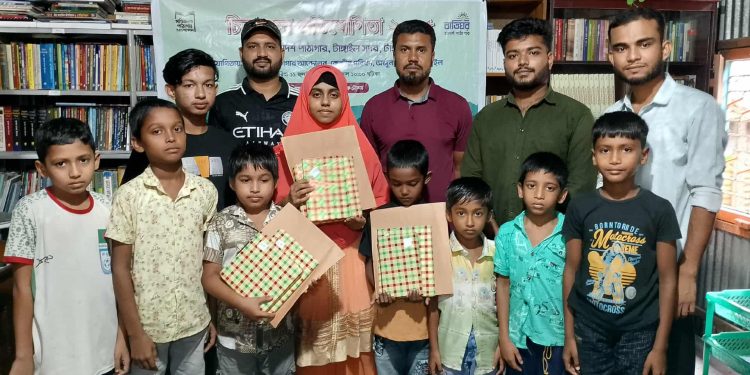 টাঙ্গাইলে শিশুদের চিত্রাঙ্কন প্রতিযোগিতায় বিজয়ীদের মাঝে পুরস্কার বিতরণ।