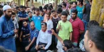 মানিকগঞ্জে টাকা নিয়ে আসামি ছাড়ার অভিযোগে মাদকদ্রব্য নিয়ন্ত্রণ অধিদপ্তরের সদস্যদের আটক করে গ্রামবাসী।