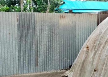 দেলদুয়ারে দুই ভাইয়ের জমি বিরোধে বেরিকেড,শিক্ষক পরিবার অবরুদ্ধ।