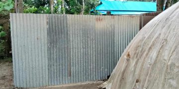 দেলদুয়ারে দুই ভাইয়ের জমি বিরোধে বেরিকেড,শিক্ষক পরিবার অবরুদ্ধ।