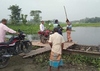 জামালপুরের মাদারগঞ্জে ৫ গ্রামের ২০ হাজার মানুষের একমাত্র মাধ্যম নৌকা চরম ভোগান্তিতে এলাকাবাসী।