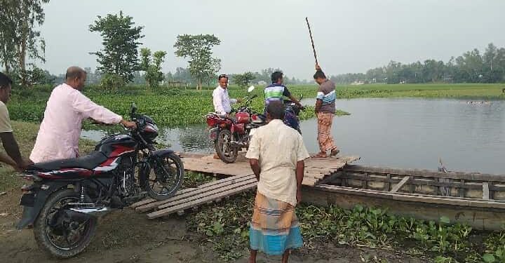 জামালপুরের মাদারগঞ্জে ৫ গ্রামের ২০ হাজার মানুষের একমাত্র মাধ্যম নৌকা চরম ভোগান্তিতে এলাকাবাসী।