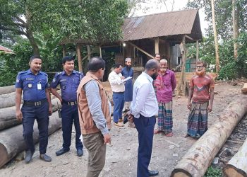 টাঙ্গাইলের ভূঞাপুরে অবৈধ করাতকলের মালিকদের জরিমানা।