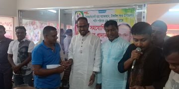 টাঙ্গাইলে ছাত্র আন্দোলনে শহিদ পরিবার ও আহতদের আর্থিক সহায়তা দিলেন সুলতান সালাউদ্দিন টুকু।