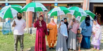 টাঙ্গাইলে বিভিন্ন স্কুল কলেজের শিক্ষকদের মাঝে টুকুর পক্ষে ছাতা বিতরণ।