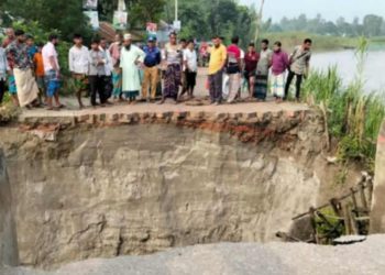 টাঙ্গাইলে চারাবাড়ী ধলেশ্বরী নদীর উপর ব্রীজের অ্যাপ্রস ধ্বসে সংযোগ সড়ক বিচ্ছিন্ন, লক্ষাধিক মানুষের ভোগান্তি।
