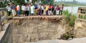টাঙ্গাইলে চারাবাড়ী ধলেশ্বরী নদীর উপর ব্রীজের অ্যাপ্রস ধ্বসে সংযোগ সড়ক বিচ্ছিন্ন, লক্ষাধিক মানুষের ভোগান্তি।
