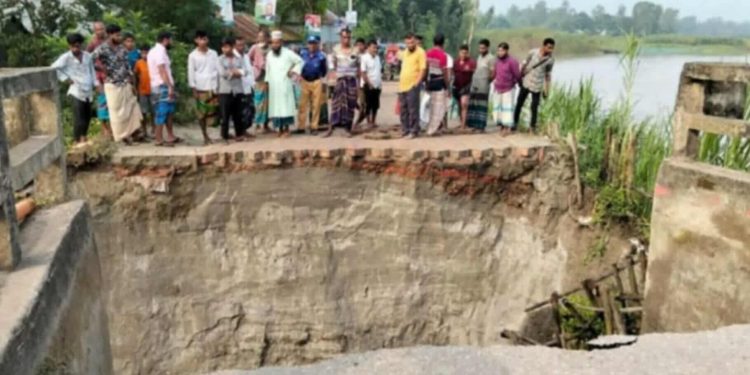 টাঙ্গাইলে চারাবাড়ী ধলেশ্বরী নদীর উপর ব্রীজের অ্যাপ্রস ধ্বসে সংযোগ সড়ক বিচ্ছিন্ন, লক্ষাধিক মানুষের ভোগান্তি।