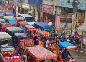 টাঙ্গাইলের পৌর সড়কে ব্যাটারিচালিত রিকশায় সয়লাব, স্থবির নাগরিক জীবন।