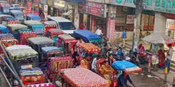 টাঙ্গাইলের পৌর সড়কে ব্যাটারিচালিত রিকশায় সয়লাব, স্থবির নাগরিক জীবন।