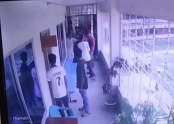 টাঙ্গাইলে নির্বাচন অফিসে হামলা-ভাঙচুর, কর্মকর্তাসহ আহত ৪