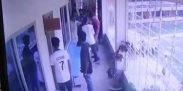 টাঙ্গাইলে নির্বাচন অফিসে হামলা-ভাঙচুর, কর্মকর্তাসহ আহত ৪