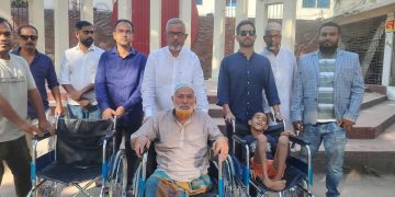 টাঙ্গাইলে সুলতান সালাউদ্দিন টুকুর পক্ষে প্রতিবন্ধীদের মাঝে হুইল চেয়ার বিতরণ।