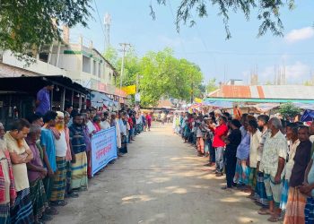 মাদারগঞ্জের ভুরভুরে বিলের উপর সেতু নির্মাণের দাবীতে ভুক্তভোগীদের মানববন্ধন।
