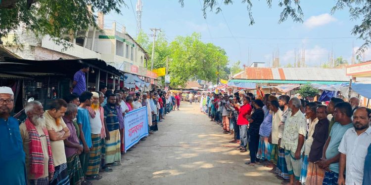 মাদারগঞ্জের ভুরভুরে বিলের উপর সেতু নির্মাণের দাবীতে ভুক্তভোগীদের মানববন্ধন।