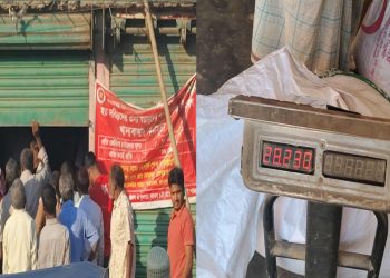 জামালপুরের মাদারগঞ্জে দেশ এন্টারপ্রাইজের বিরুদ্ধে খাদ্যবান্ধবের চাল ওজনে কম দেওয়ার অভিযোগ।