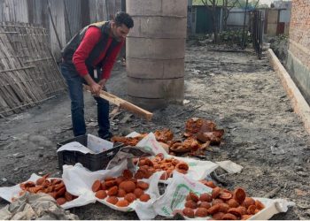 ঢাকার ধামরাইয়ে ভেজাল গুড়ের কারখানাকে ৪ লাখ টাকার জরিমানা ও সিলগালা।