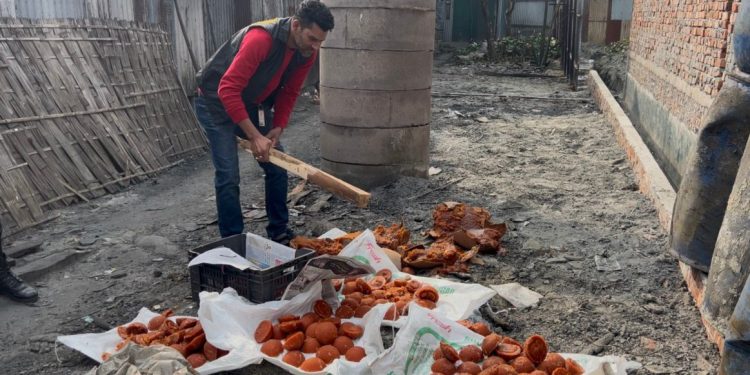 ঢাকার ধামরাইয়ে ভেজাল গুড়ের কারখানাকে ৪ লাখ টাকার জরিমানা ও সিলগালা।