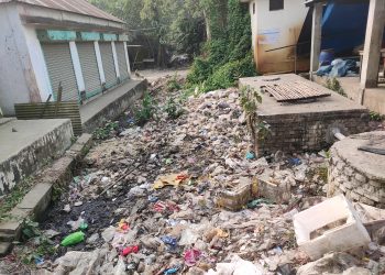 অবৈধ স্থাপনা ও ময়লার ভাগাড়ের দখলে ভূঞাপুরের গোবিন্দাসী খাল।