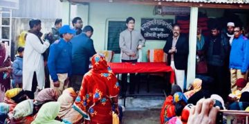 রৌমারী উপজেলা প্রশাসনের আয়োজনে শীতার্ত দুঃস্থ মানুষের মাঝে কম্বল বিতরণ।