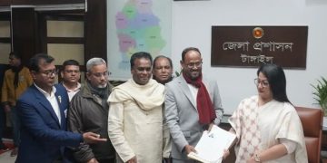 মডেল টাঙ্গাইল গড়ার প্রতিশ্রুতি দিয়ে মনোনয়নপত্র জমা দিলেন টুকু।