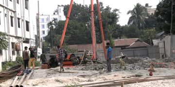 টাঙ্গাইলে প্ল্যানবিহীন ‘মক্কা টাওয়ার’ নির্মাণে চরম ভোগান্তি, ক্ষোভে উত্তাল এলাকাবাসী।