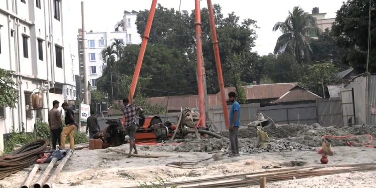 টাঙ্গাইলে প্ল্যানবিহীন ‘মক্কা টাওয়ার’ নির্মাণে চরম ভোগান্তি, ক্ষোভে উত্তাল এলাকাবাসী।