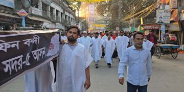 টাঙ্গাইলে বিএনপি প্রার্থী বাতিলের দাবীতে কাফনের কাপড় পরে কফিন মিছিল।