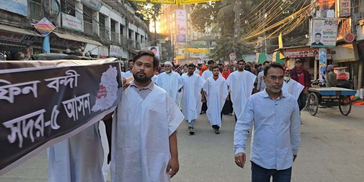 টাঙ্গাইলে বিএনপি প্রার্থী বাতিলের দাবীতে কাফনের কাপড় পরে কফিন মিছিল।